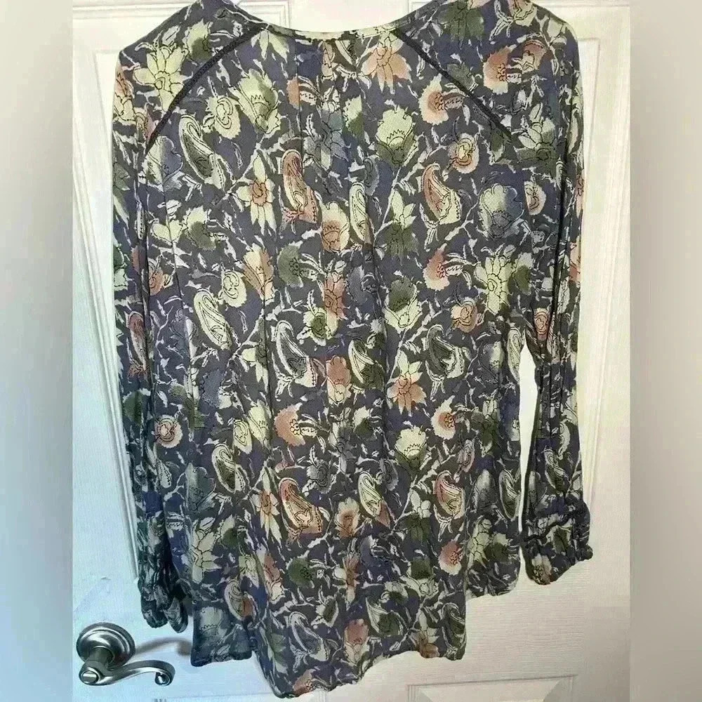 Lucky Brand Pullover, round Neck with v-neck at tie, boho, flower, top. Small - Picture 5 of 9